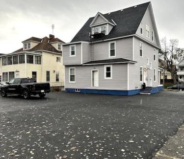 Schenectady Apartment | Newly 5 Star 3 Beds 1 Bath ideal Short term rental