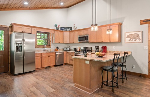 Skyland Cabin | Newly Built 2019 ~ LUXURY cabin ~ 23 Acre Estate ~ Hot Tub ~ 8 miles to Downtown