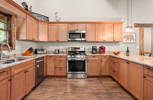 Skyland Cabin | Newly Built 2019 ~ LUXURY cabin ~ 23 Acre Estate ~ Hot Tub ~ 8 miles to Downtown