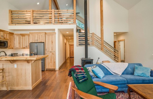 Plain House | Newly built Riverfront cabin with a hot tub and fireplace, sleeps 6 guests.