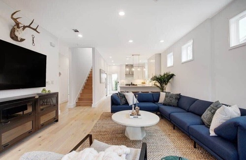 East MLK House | Newly Constructed Chic Home | Hot Tub