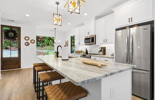 Foxfire Estates Cabin | Newly Constructed Modern Farmhouse, Hot Tub, Outdoor Covered Fireplace, Creek