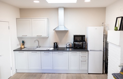Pembridge House | Newly fitted Notting Hill Gate vacation home sleeps 2-4 only 3-min walk to tube.