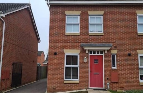 Derby House | Newly Furnished Aztec House (6 separate beds)