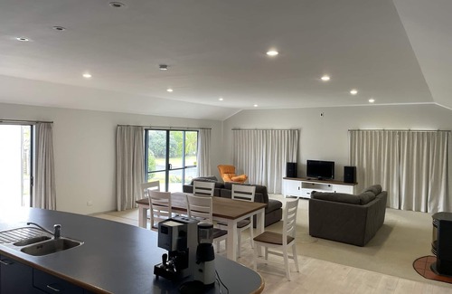 Matarangi House | Newly furnished beach house - 2 min to the beach