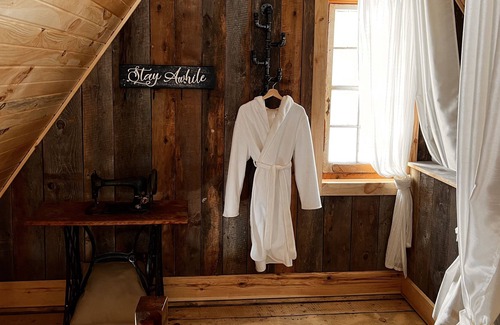 Rapides-des-Joachims Cabin | Newly hand crafted wooden cabin.