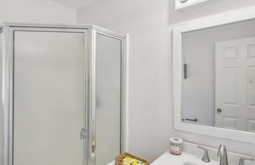Madison Heights Villa | Newly Luxury Dream Home With 4 Bedroom 2 Full Bath, Full Body Massage Chair, 65Inch TV, Nice Deck, Fenced Backyard, Private Gym