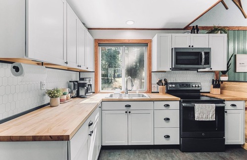Leavenworth Cabin | Newly owned Cabin w/private hot tub, A/C & covered deck - Dog Friendly!