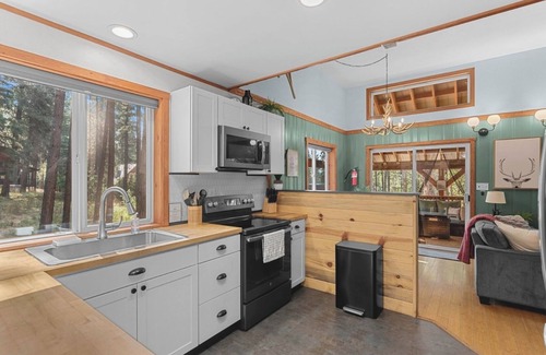 Leavenworth Cabin | Newly owned Cabin w/private hot tub, A/C & covered deck - Dog Friendly!