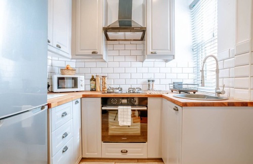 Harrogate House | Newly Refurbished 3 Bedroom Townhouse with Patio
