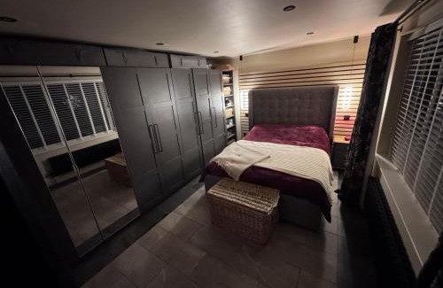 Shoscombe Apartment | Newly Refurbished, High spec 4 Bdrm