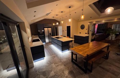 Shoscombe Apartment | Newly Refurbished, High spec 4 Bdrm