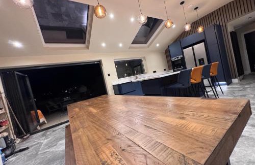 Shoscombe Apartment | Newly Refurbished, High spec 4 Bdrm