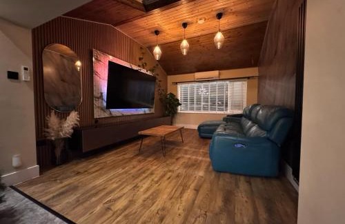 Shoscombe Apartment | Newly Refurbished, High spec 4 Bdrm