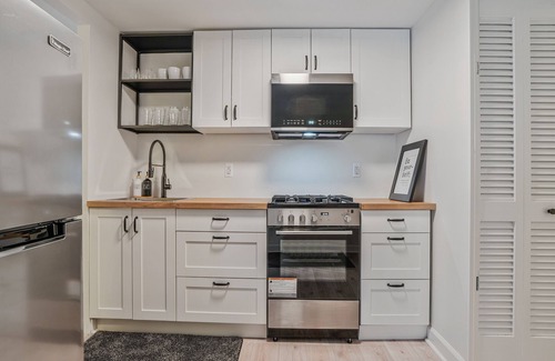 Shadyside Apartment | Newly remodeled 1BR/1BA apartment centrally located near top dining/attractions.