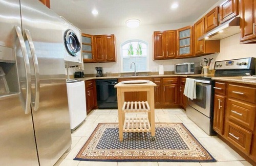 Broadmoor Apartment | Newly remodeled 2 bedroom, 1 bath apartment. Central location.