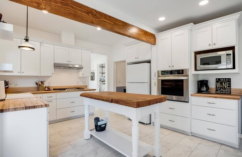 Dundee House | Newly remodeled dog-friendly 2 bedroom wine country home in the heart of Dundee