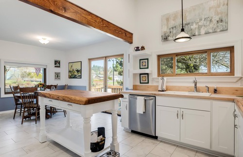 Dundee House | Newly remodeled dog-friendly 2 bedroom wine country home in the heart of Dundee