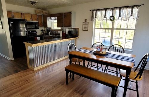 Cumming House | NEWLY remodeled house. Close to Vineyards & Lake Lanier