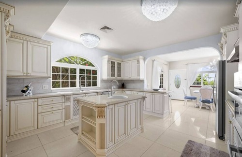 Kamehame Ridge House | NEWLY REMODELED Mansion with Central A/C, Pool & Jacuzzi overlooking the Ocean