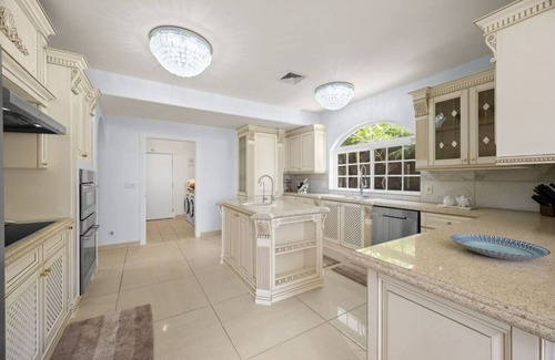 Kamehame Ridge House | NEWLY REMODELED Mansion with Central A/C, Pool & Jacuzzi overlooking the Ocean