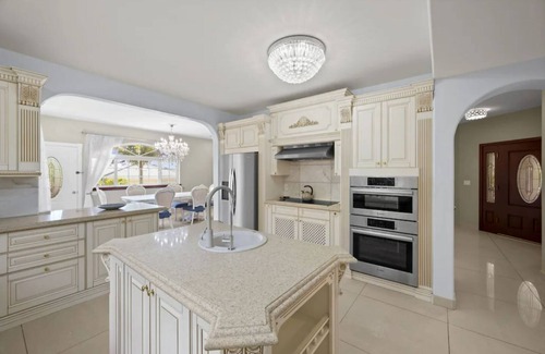 Kamehame Ridge House | NEWLY REMODELED Mansion with Central A/C, Pool & Jacuzzi overlooking the Ocean