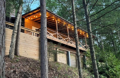 Hillman House | Newly Remodeled! Peaceful and Private Lakefront, The Avalon Sunshine Cottage