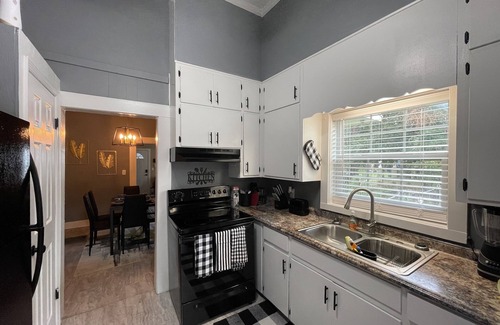 Fitzgerald House | *Newly Remodeled* The Southern Blue Hideaway