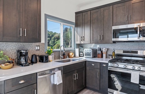 El Porto House | Newly Remodeled Cozy Beach Retreat + Ocean Views