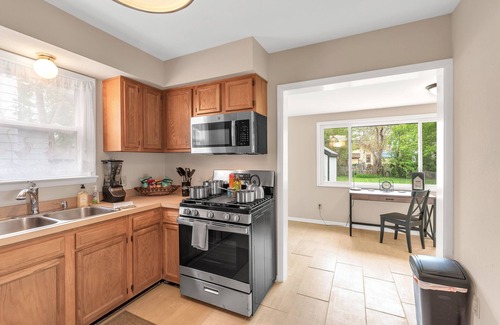 Ottawa House | NEWLY REMODLED 3BD Home Walk To ProMedica Hospital