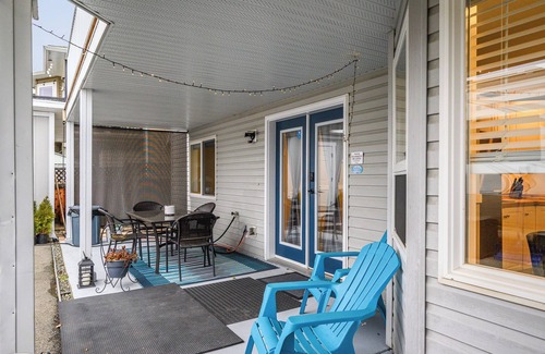 East Hill House | Newly renovated 2 bedroom 1 bath, dog friendly place with a hot tub, bbq, 3 TVs.