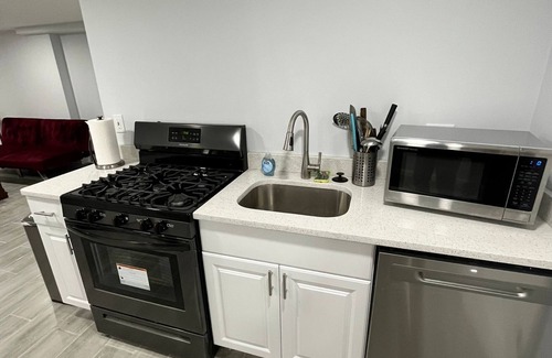 Eastwick Apartment | Newly Renovated 2 Bedroom Gf Apt near PHL Airport - 2710 Dothan