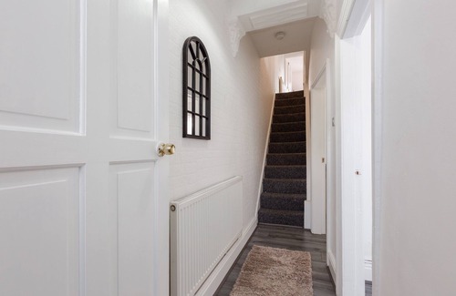 Bootle Apartment | Newly renovated 4bed - Free parking - City Links