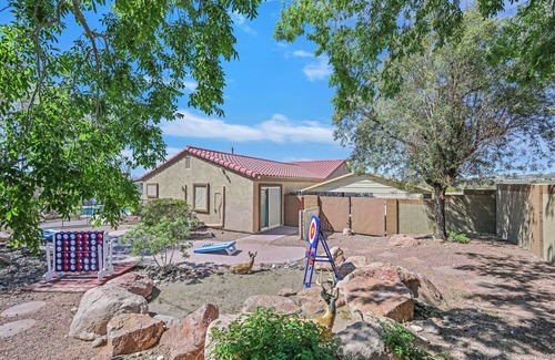 River Mountain House | ❤ Newly Renovated 5BR/3BA Cozy Retreat Strip & Mountain Views, Fire Pit, Pool!n