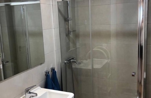 Palomeras Bajas House | Newly renovated apartment / flat, 15 minutes from the center of Madrid