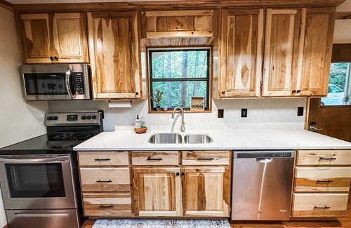 Clifftops Cabin | - NEWLY RENOVATED - cabin in gated, mountain community ~ sleeps 6 ~ wifi