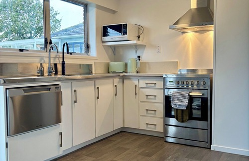 Mangere Bridge House | Newly Renovated | Close to airport, waterfront & mountain. Bikes included 🚲