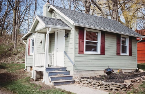 Kent Cottage | Newly Renovated Cottage on Oak Orchard Creek