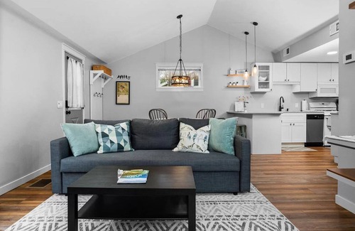 Baldwin House | Newly Renovated Cottage on Wolf Lake