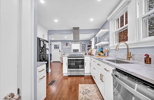 Amelia House | Newly renovated Cozy home with chef kitchen, pretty much fully stocked