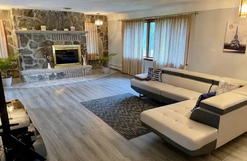 Taylor Villa | Newly Renovated Cozy/ Spacious VILLA in Nature