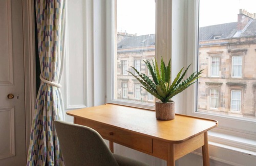 Glasgow Westend Apartment | Newly Renovated Flat in Trendy Finnieston