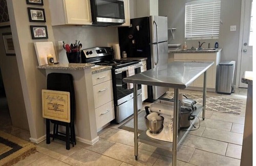 Big Spring House | NEWLY RENOVATED HOME with high speed WiFi, gourmet kitchen, outdoor grilling.
