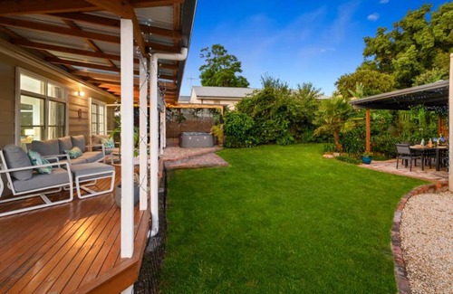 Cessnock House | Newly Renovated Hunter Property-Spa & Lush Gardens