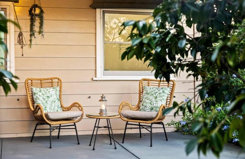 Cessnock House | Newly Renovated Hunter Property-Spa & Lush Gardens