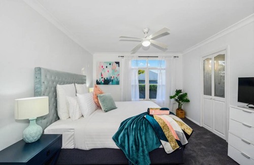 Cessnock House | Newly Renovated Hunter Property-Spa & Lush Gardens