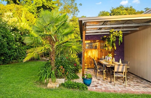 Cessnock House | Newly Renovated Hunter Property-Spa & Lush Gardens