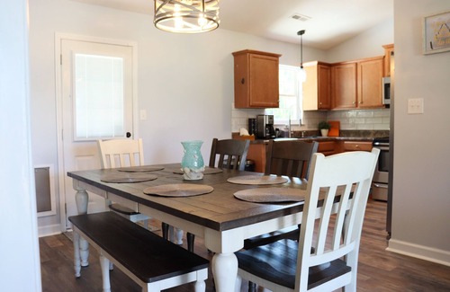 Westgate House | Newly Renovated : Minutes from the airport, shopping, and bases
