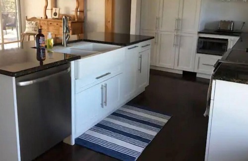 L'Amable Cottage | Newly Renovated Modern Cottage