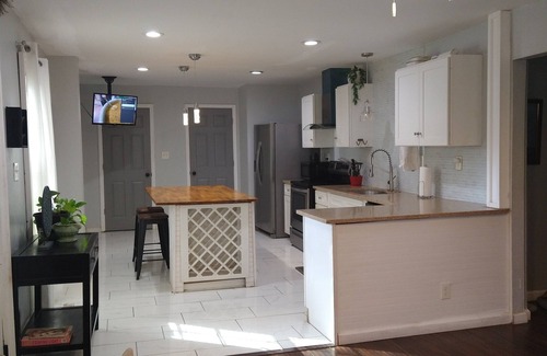 Jefferson Park House | Newly renovated multi-unit City Gingerbread House near Hartfield-Jackson Airport